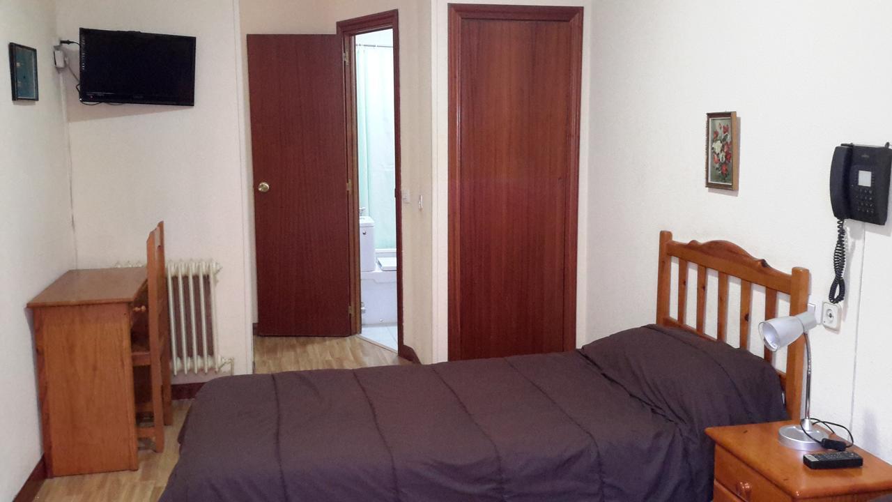 Hostal Rio Parana Madrid Eksteriør billede